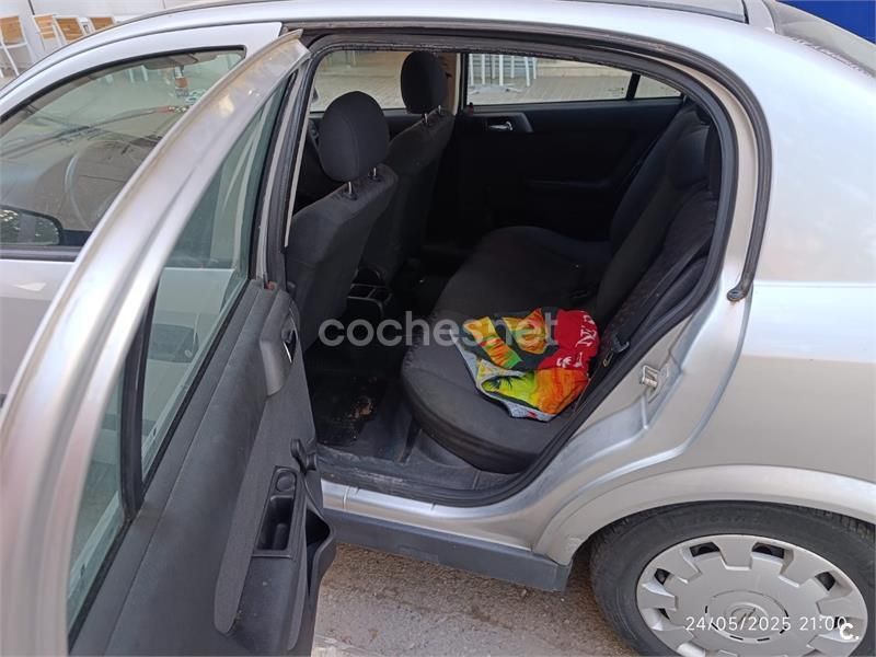 Gris / plata Usado 2002 Opel Astra Club Berlina | 2300 € (Precio justo) - Imagen 1/4