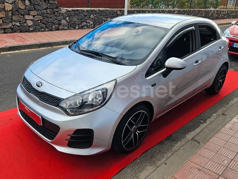 Usado Kia Rio 84 CV (61 kW) 2016 Gris / plata Berlina