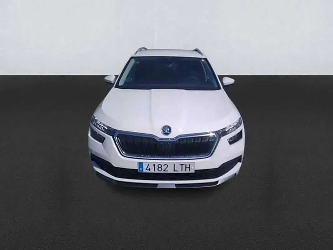 Usado Skoda Kamiq Ambition 110 CV (80 kW) 2021 Blanco SUV