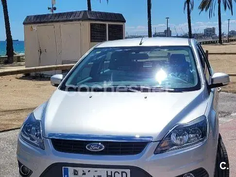 Usado Ford Focus Trend 90 CV (66 kW) 2011 Gris / plata Berlina