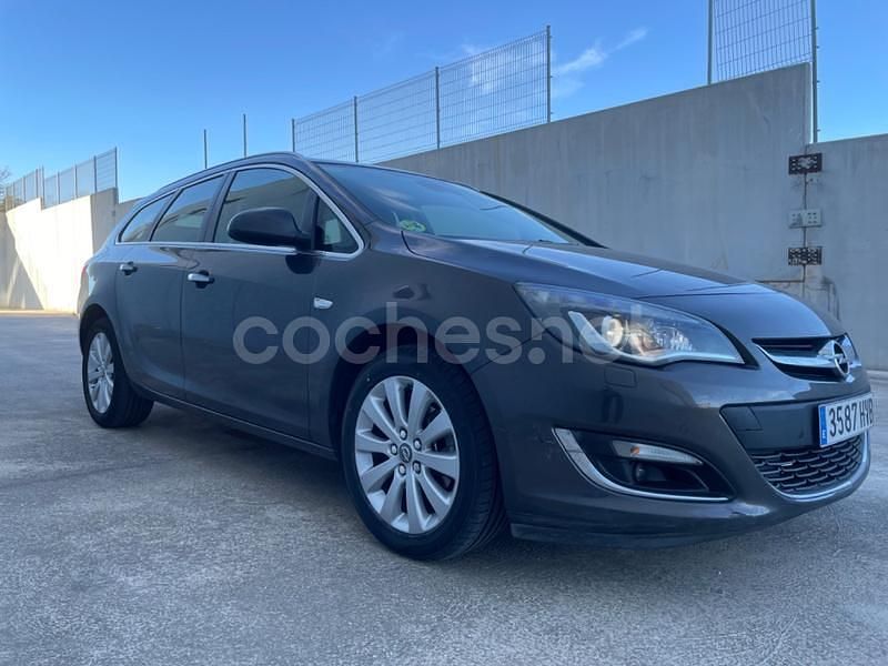 Usado Opel Astra Excellence 130 CV (95 kW) 2014 Gris / plata Familiar