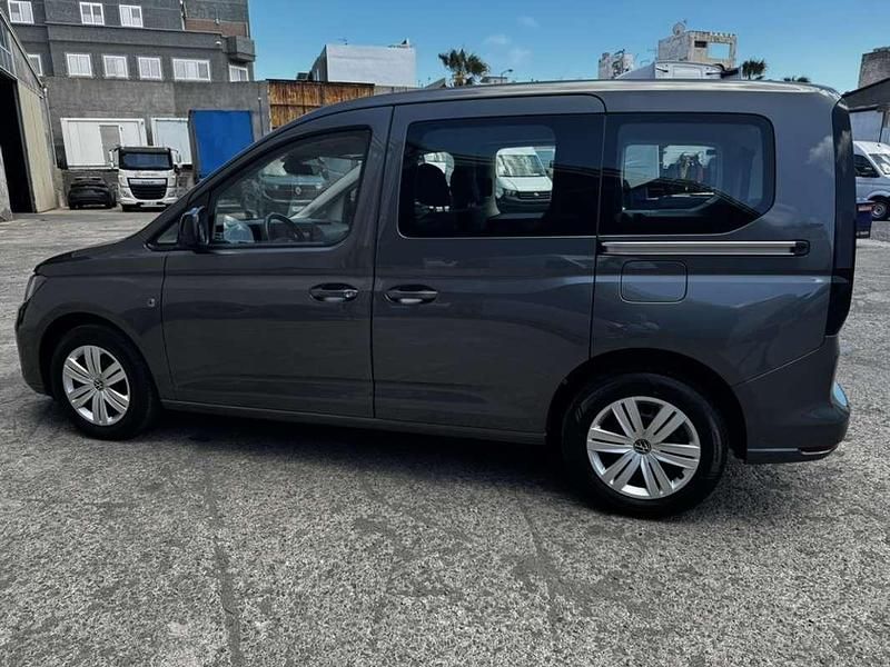 Usado VW Caddy 102 CV (75 kW) 2024 Gris Monovolumen