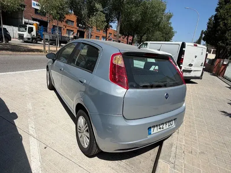 Usado Fiat Punto Dynamic 70 CV (51 kW) 2006 Gris / plata Utilitario