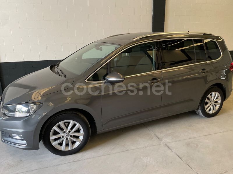 Gris / plata Usado 2017 VW Touran Business Monovolumen | 16.990 € (Caro) - Imagen 1/4
