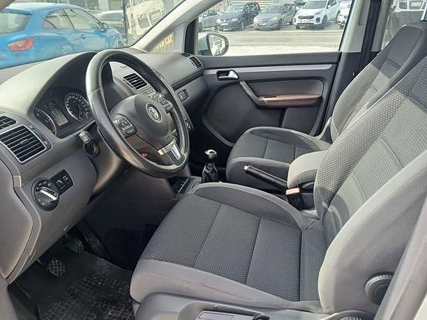 Usado VW Touran Advance 110 CV (80 kW) 2011 Gris Monovolumen