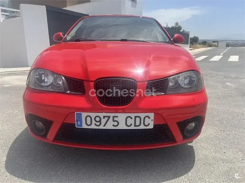 Usado Seat Ibiza Stella 100 CV (73 kW) 2002 Rojo Utilitario