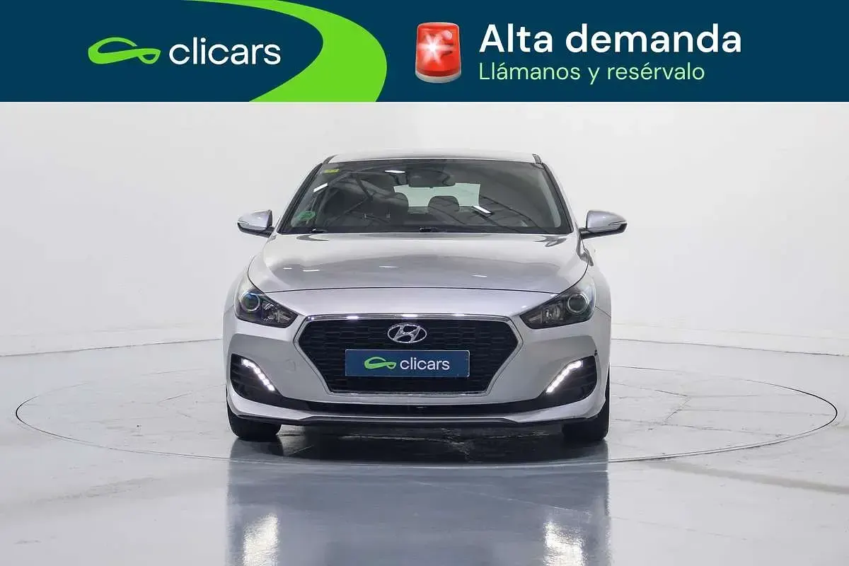 Usado Hyundai i30 120 CV (88 kW) 2018 Plateado Utilitario