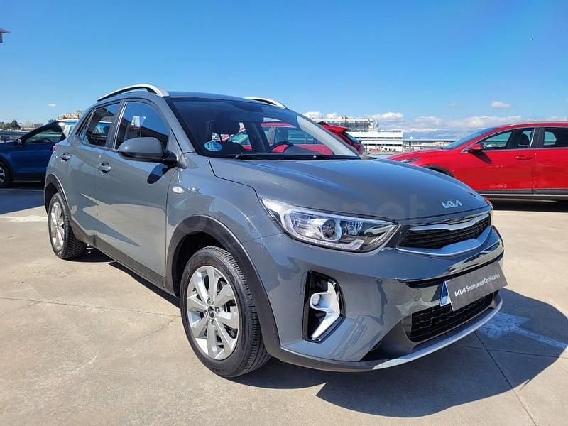 Usado Kia Stonic Plus 100 CV (73 kW) 2022 Gris / plata SUV