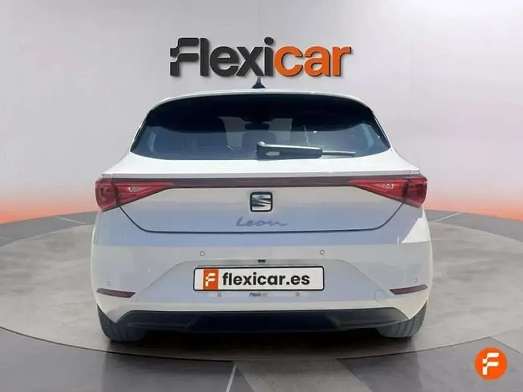 Usado Seat Leon Style 116 CV (85 kW) 2025 Blanco Familiar