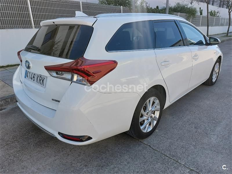 Usado Toyota Auris Hybrid Active 136 CV (100 kW) 2018 Blanco Familiar