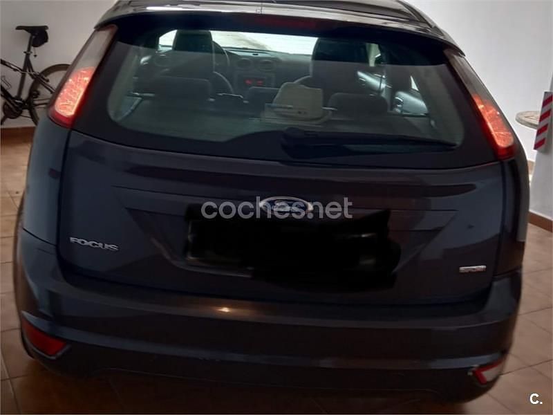 Usado Ford Focus Trend 109 CV (80 kW) 2009 Gris / plata Berlina