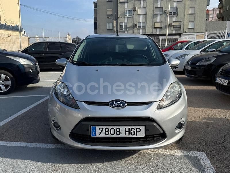 Usado Ford Fiesta Titanium 70 CV (51 kW) 2011 Gris / plata Berlina