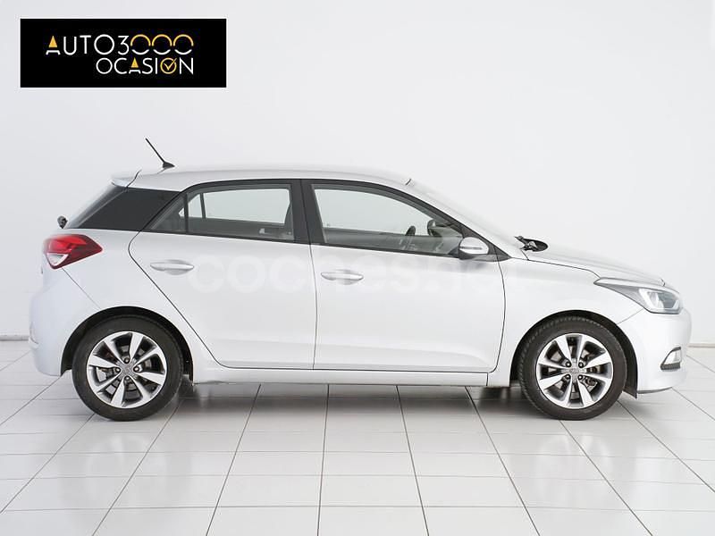 Usado Hyundai i20 75 CV (55 kW) 2015 Gris / plata Berlina