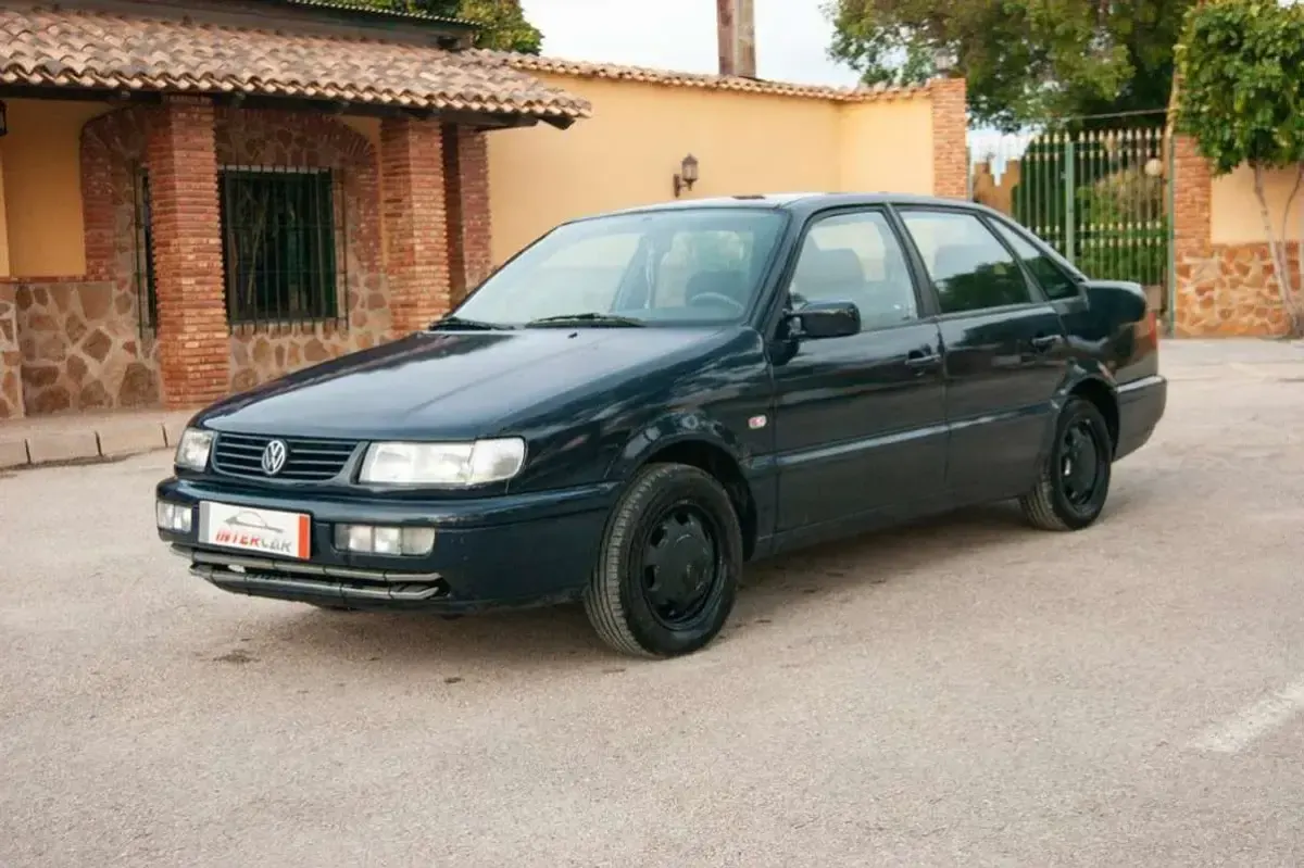 Usado VW Passat 90 CV (66 kW) 1994 Verde Berlina
