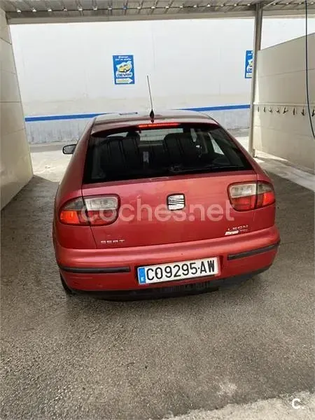 Usado Seat Leon Sport 110 CV (80 kW) 2000 Granate Utilitario