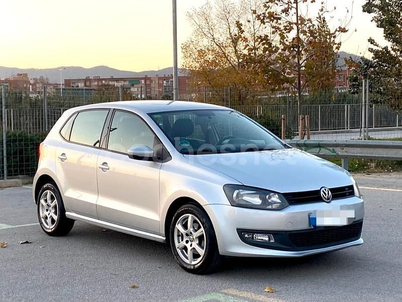 Gris / plata Usado 2013 VW Polo Advance Berlina | 6999 € (Precio justo) - Imagen 1/4