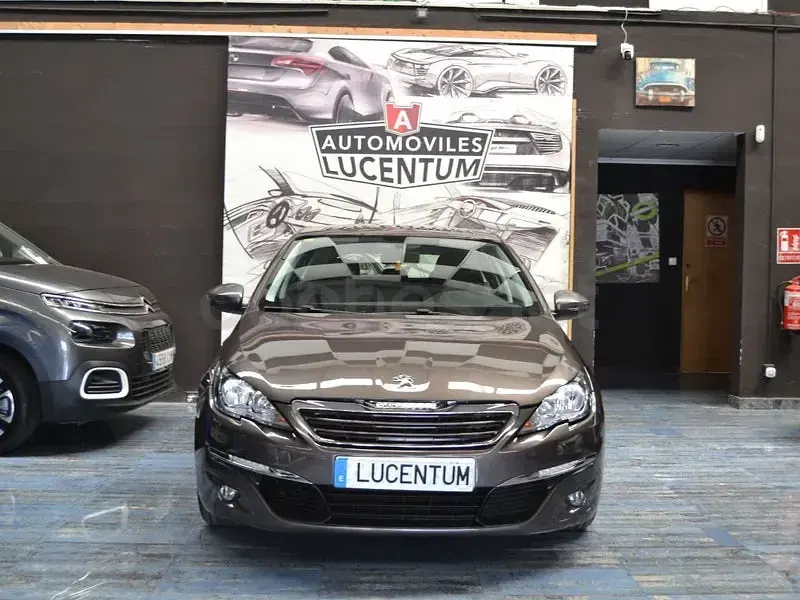 Usado Peugeot 308 Access 115 CV (84 kW) 2013 Marrón Berlina