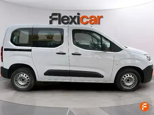 Usado Citroën Berlingo Feel 102 CV (75 kW) 2023 Blanco Monovolumen
