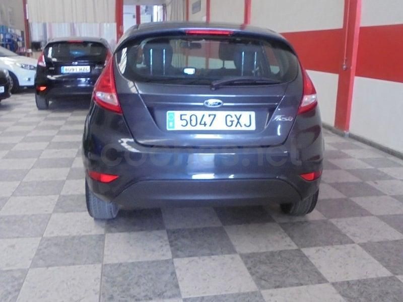Usado Ford Fiesta Trend 82 CV (60 kW) 2010 Gris / plata Utilitario
