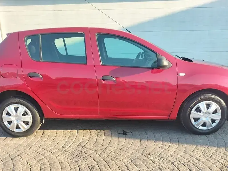 Usado Dacia Sandero Ambiance 75 CV (55 kW) 2014 Granate Berlina