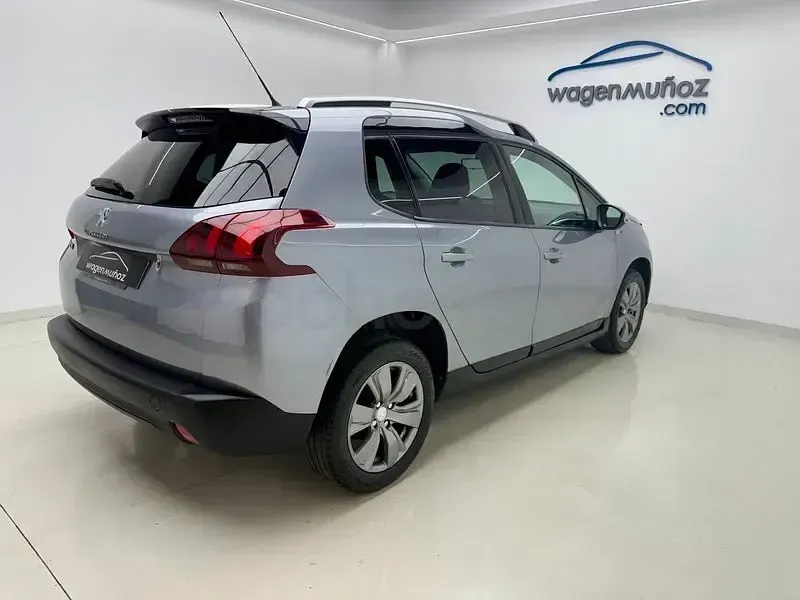 Usado Peugeot 2008 Style 100 CV (73 kW) 2017 Gris / plata SUV