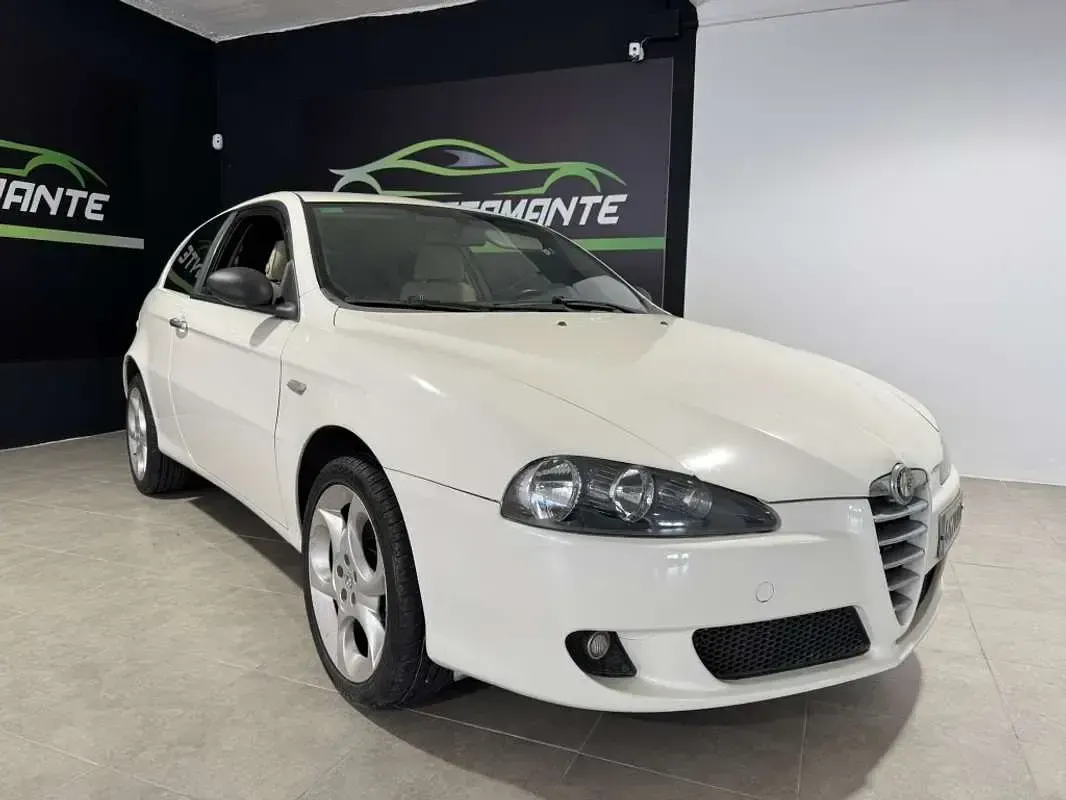 Usado Alfa Romeo 147 Distinctive 105 CV (77 kW) 2005 Blanco Utilitario