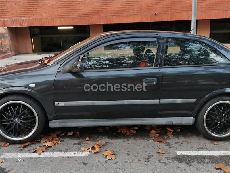 Usado Opel Astra Sportive 100 CV (73 kW) 2000 Negro Berlina