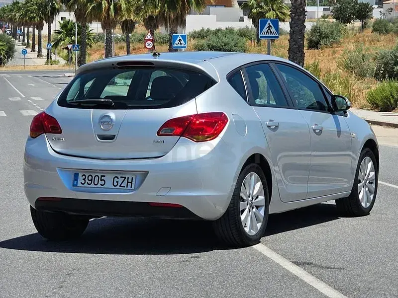 Usado Opel Astra Cosmo 110 CV (80 kW) 2011 Gris / plata Berlina