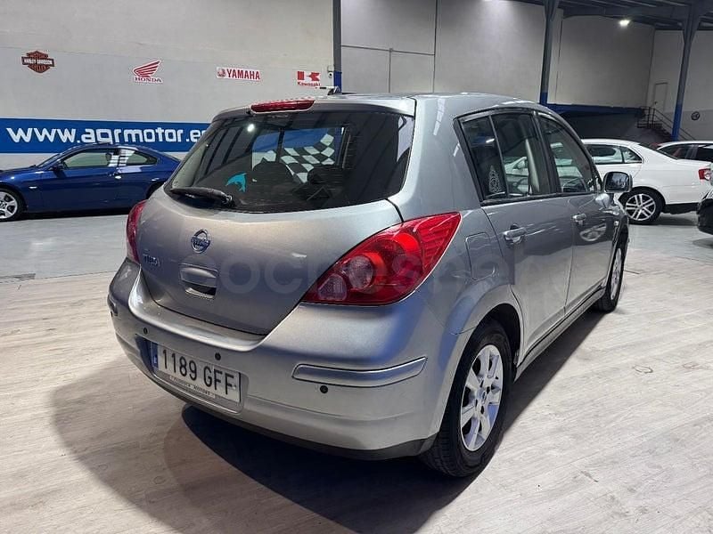 Usado Nissan Tiida Acenta 105 CV (77 kW) 2008 Gris / plata Berlina