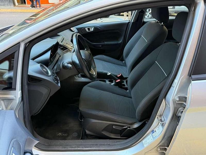 Usado Ford Fiesta Trend 101 CV (74 kW) 2016 Plateado Utilitario