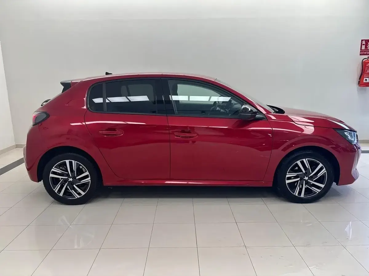 Usado Peugeot 208 Allure 101 CV (74 kW) 2022 Rojo Utilitario