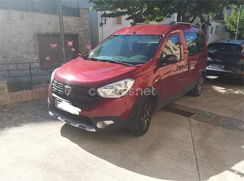 Usado Dacia Dokker Stepway 95 CV (69 kW) 2019 Granate Monovolumen