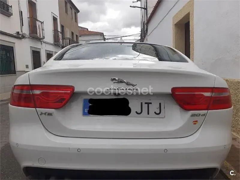 Usado Jaguar XE Prestige 180 CV (132 kW) 2016 Blanco Berlina