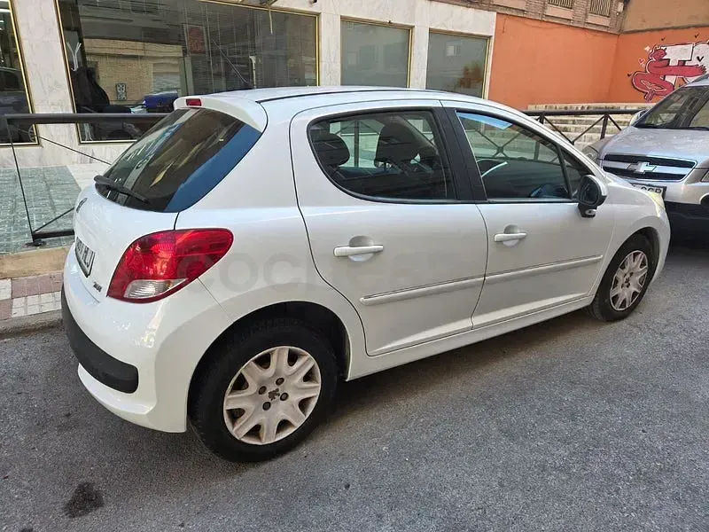 Usado Peugeot 207 68 CV (50 kW) 2012 Blanco Berlina