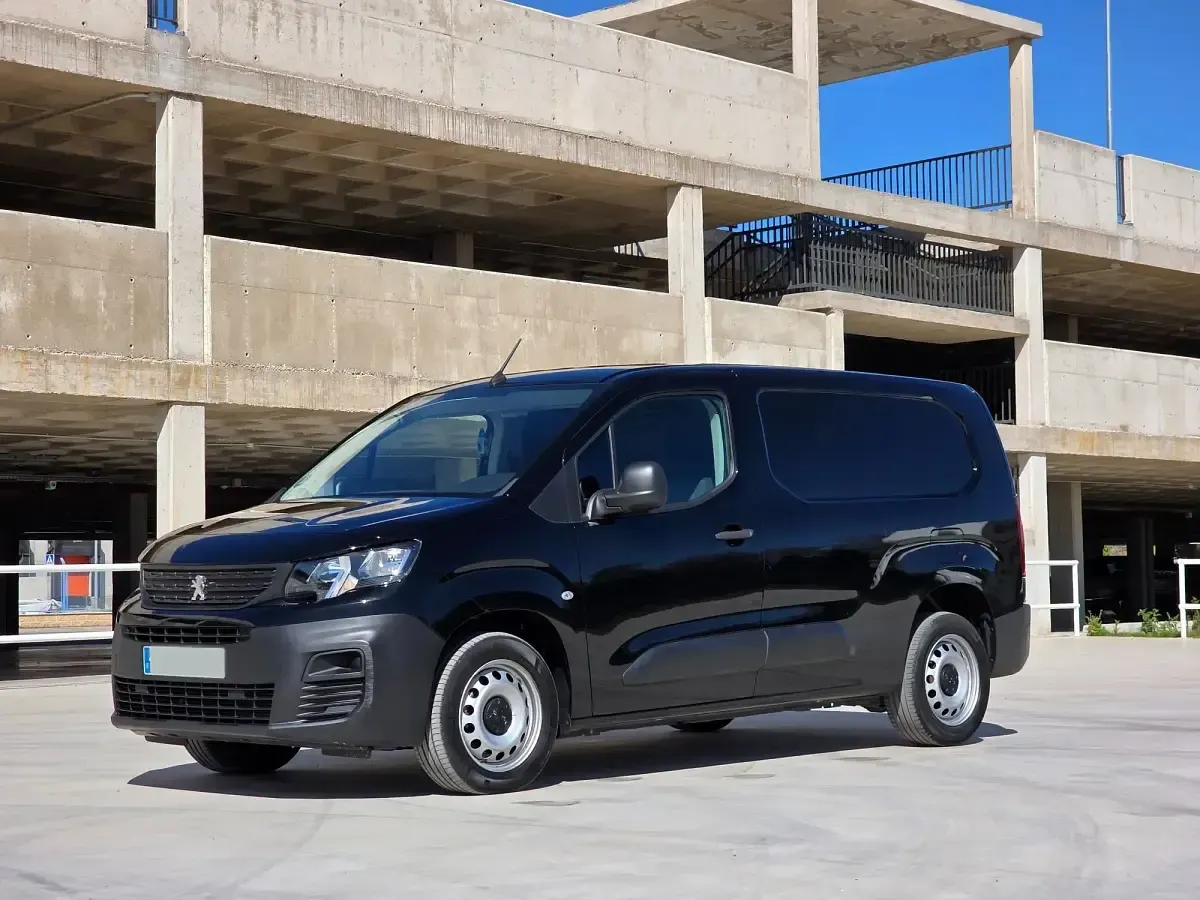 Usado Peugeot Partner S 102 CV (75 kW) 2023 Negro Monovolumen
