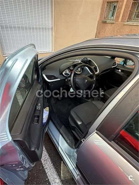 Usado Peugeot 207 Active 75 CV (55 kW) 2012 Gris / plata Berlina