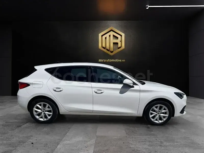 Usado Seat Leon Style 130 CV (95 kW) 2022 Blanco Berlina