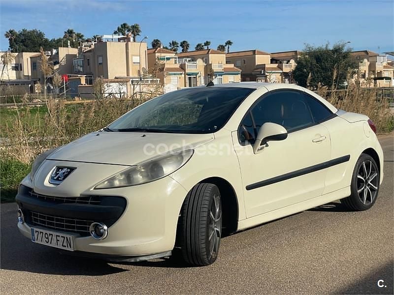 Usado Peugeot 207 CC Sport 110 CV (80 kW) 2008 Blanco Descapotable