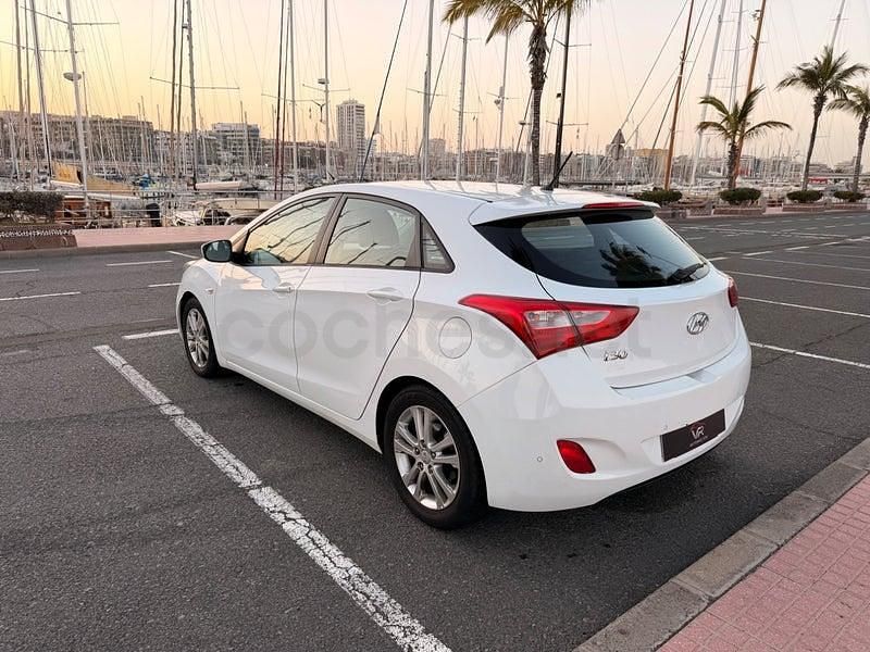 Usado Hyundai i30 100 CV (73 kW) 2015 Blanco Berlina