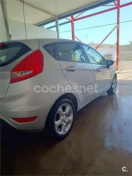 Usado Ford Fiesta Trend 90 CV (66 kW) 2008 Gris / plata Utilitario