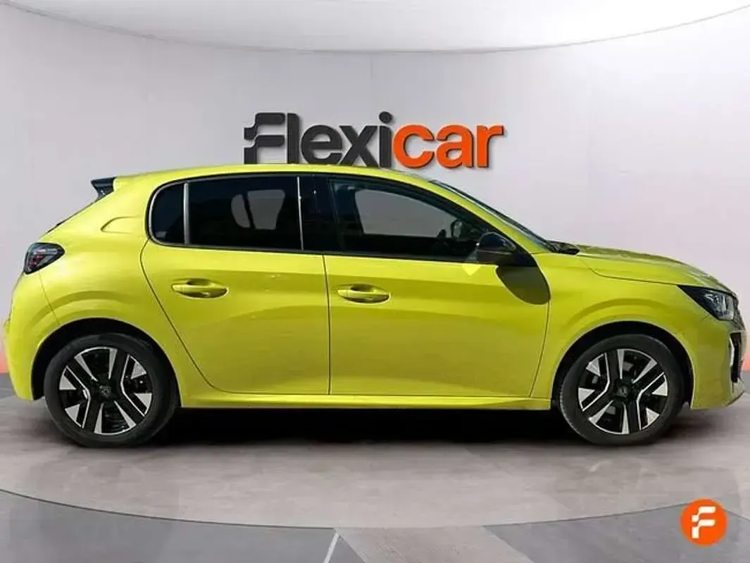 Usado Peugeot 208 Allure 101 CV (74 kW) 2025 Amarillo Utilitario