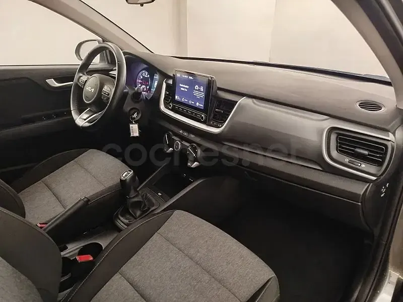 Usado Kia Stonic 100 CV (73 kW) 2024 Gris / plata SUV