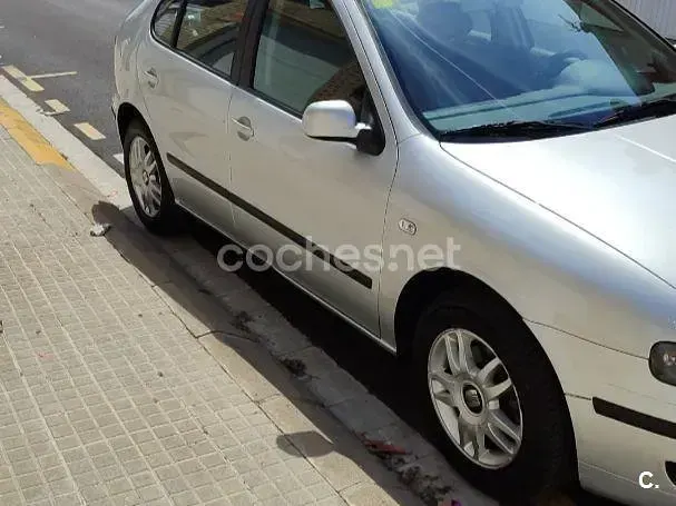 Usado Seat Leon 90 CV (66 kW) 2002 Gris / plata Utilitario