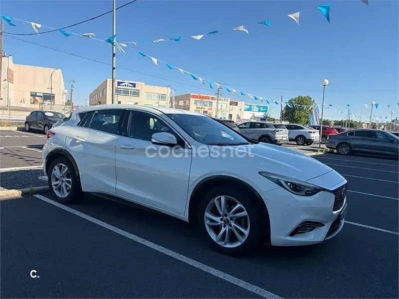 Usado Infiniti Q30 Premium 109 CV (80 kW) 2016 Blanco Berlina