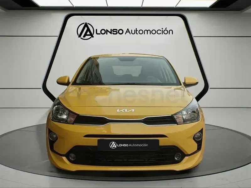 Usado Kia Rio 84 CV (61 kW) 2023 Amarillo Berlina