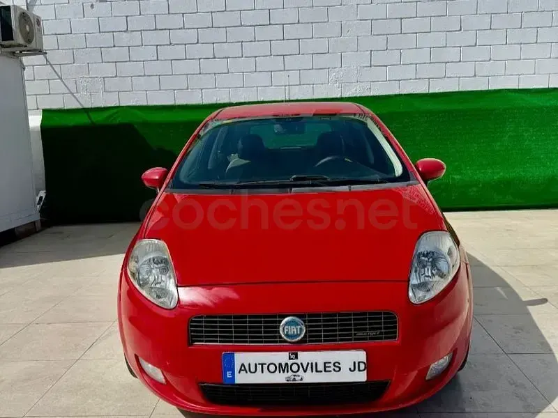 Usado Fiat Punto Dynamic 70 CV (51 kW) 2005 Rojo Utilitario