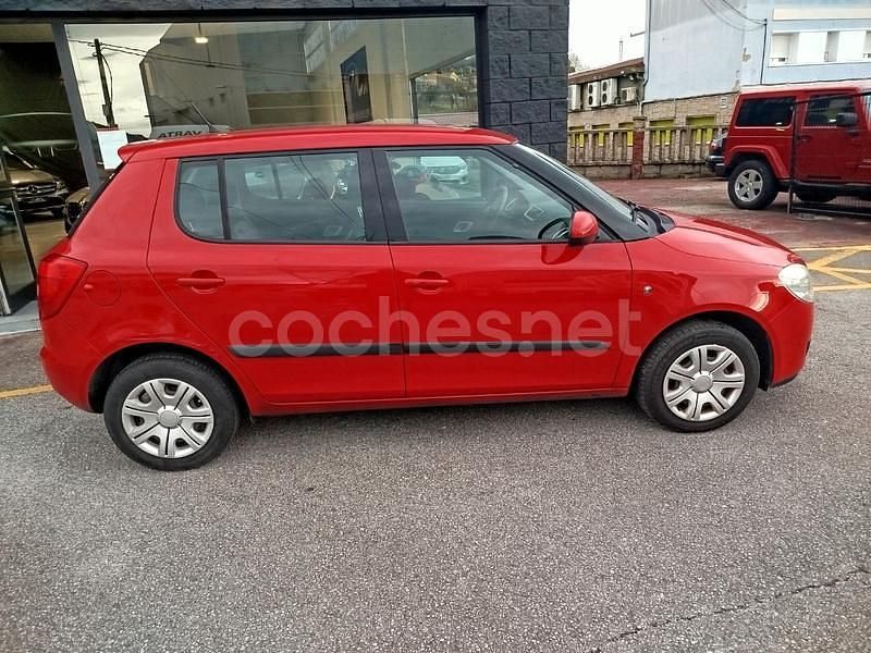 Usado Skoda Fabia 60 CV (44 kW) 2010 Rojo Berlina