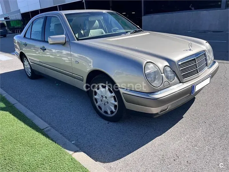 Usado Mercedes E280 Elegance 204 CV (150 kW) 1998 Beige Berlina