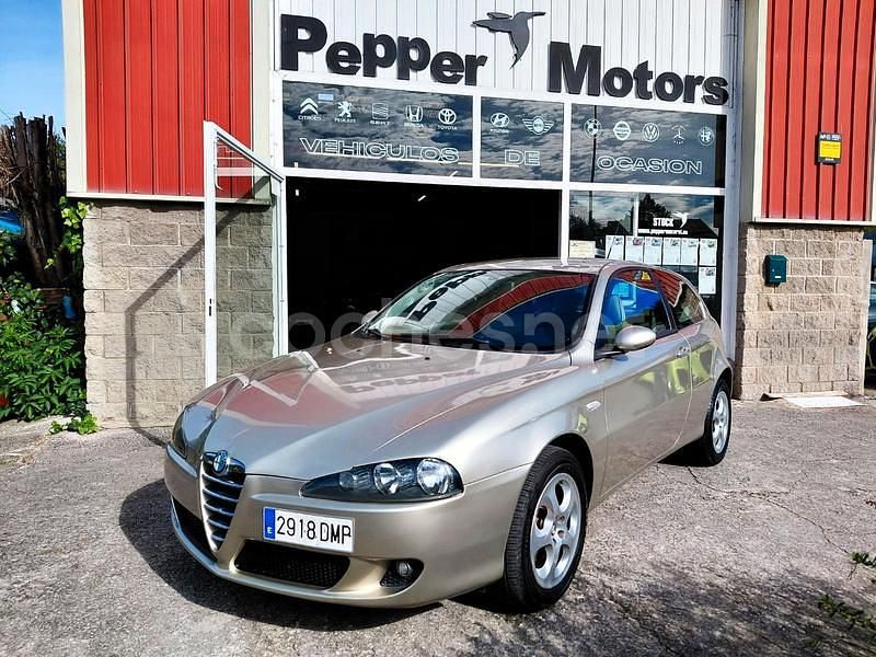 Beige Usado 2005 Alfa Romeo 147 Distinctive Utilitario | 3990 € (Precio justo) - Imagen 1/4