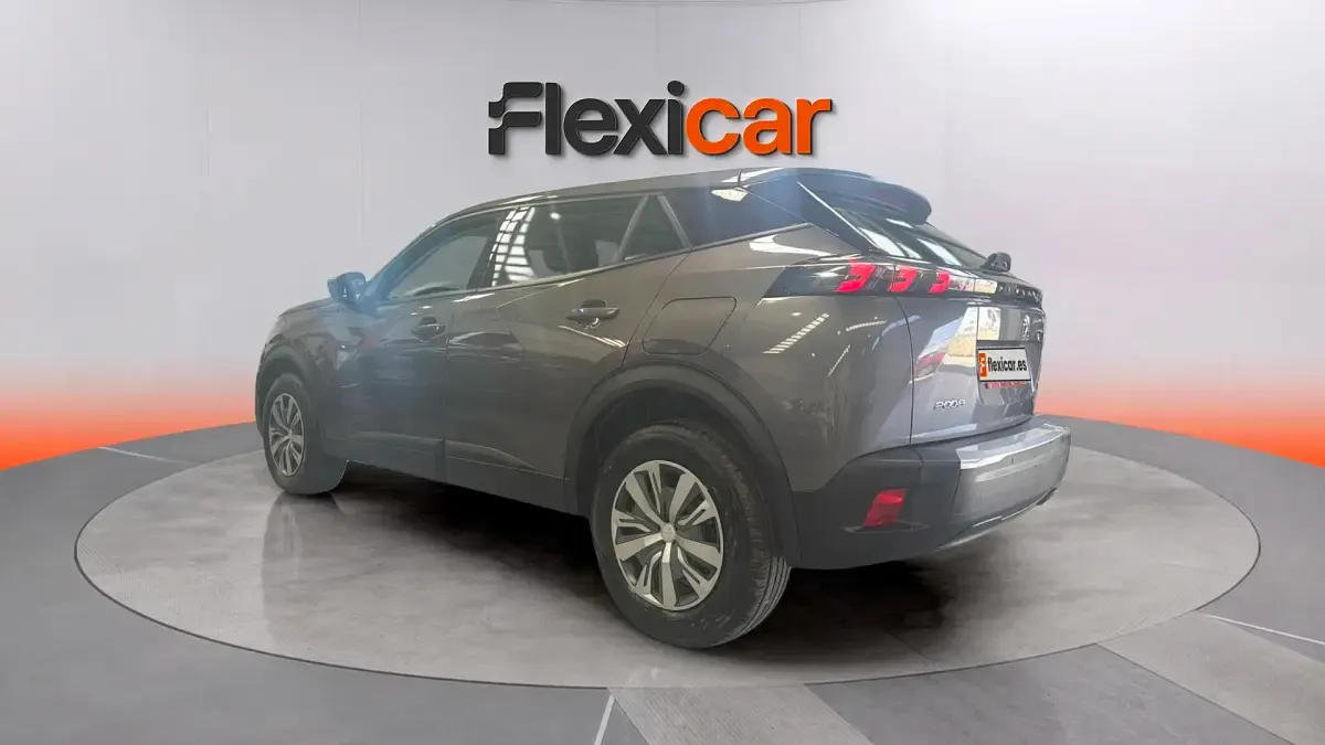 Usado Peugeot 2008 Active 110 CV (80 kW) 2021 Gris SUV